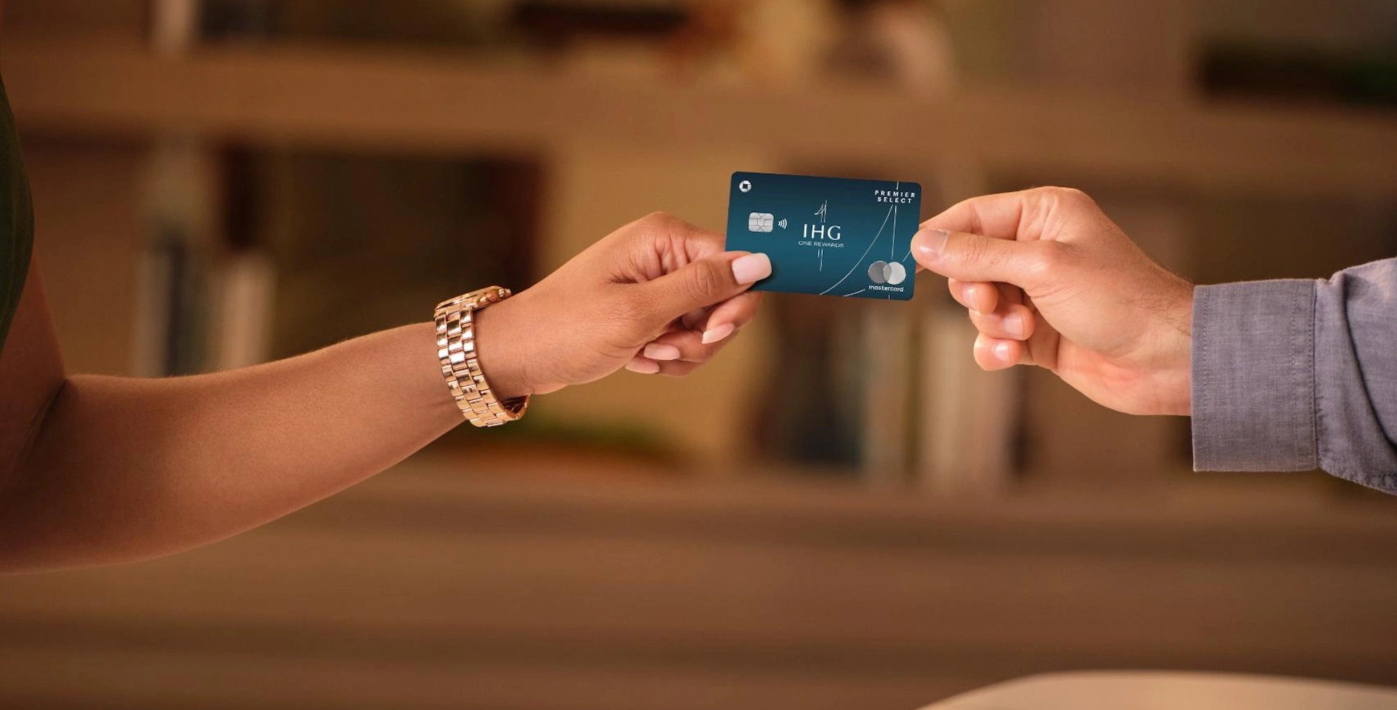 two hands holding an IHG credit card